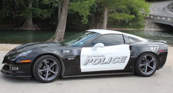 Полицейското управление в Ню Браунфелс конфискува Z06 от поколение C6 по време на акция, на която се изземва метамфетамин през 2011 г. С мощност от 1005 конски сили, това чудовище няма равно на себе си. Вероятно дори би засенчило и Dodge Challenger SRT Hellcat, тъй като тежи по-малко и поради по-аеродинамичните си характеристики.

Връчен на полицейското управление в Ню Браунфелс през 2013 г., C6 Z06 е модифициран за полицейски задължения с конфискувани средства вместо с пари на данъкоплатците. 
